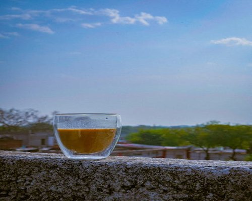 शांत और संतुलित सुबह की शुरुआत, बालकनी में चाय
